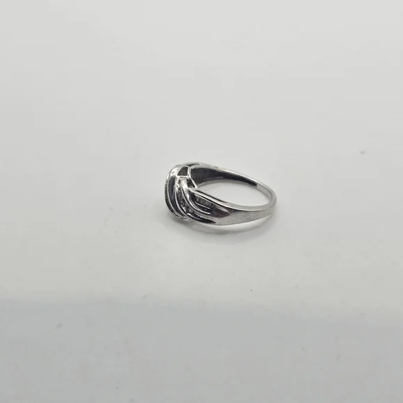 10k White Gold Crystal Twisted Band Ring